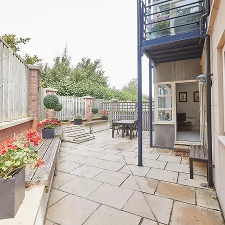 Apartment Host & - Caedmons Prospect *
